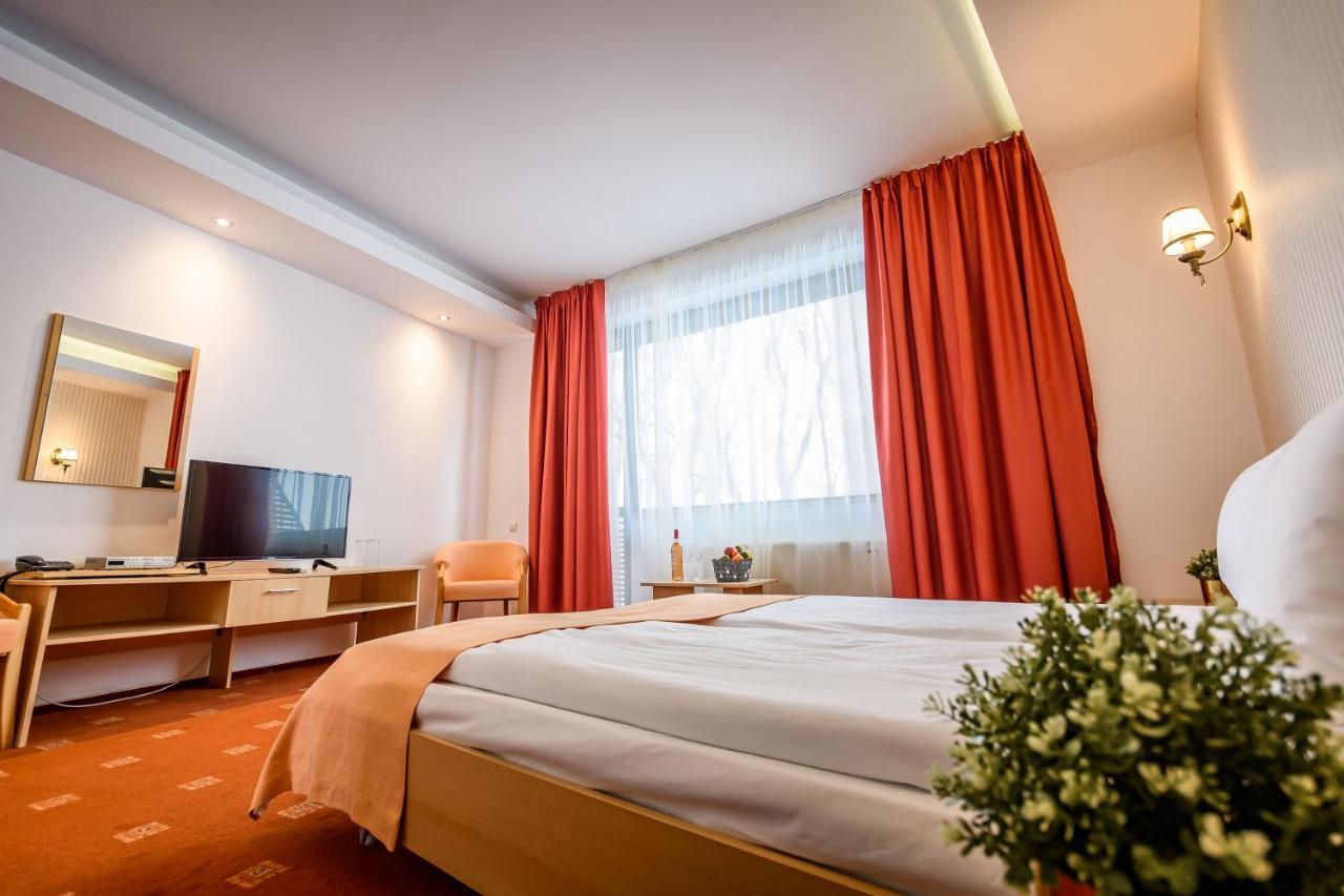Hotel Andy Km 36 Бухарест Экстерьер фото