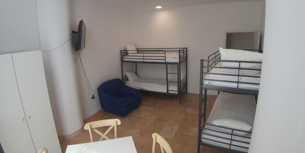 Hotel Andy Km 36 Бухарест Экстерьер фото